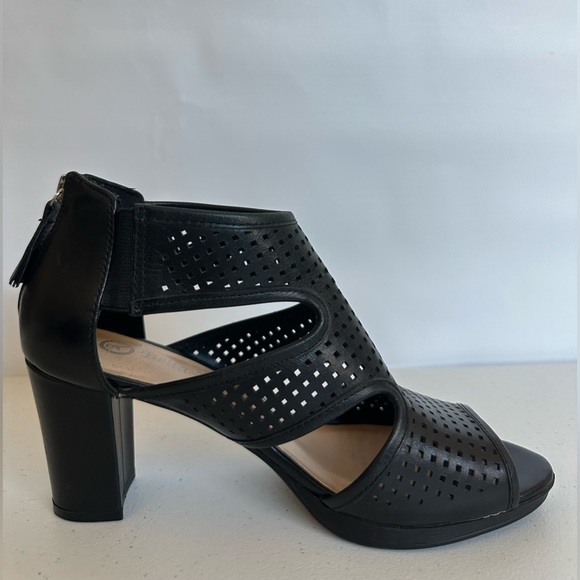 Bella Vita Leslie Perforated Gladiator Booties 7M - Picture 8 of 12